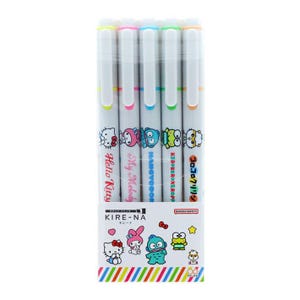 Puede incluir: Un juego de seis rotuladores Kire-Na blancos con tapas de colores y diseños de personajes. Cada rotulador tiene un personaje diferente, incluyendo Hello Kitty y My Melody. El embalaje tiene un diseño de rayas coloridas.