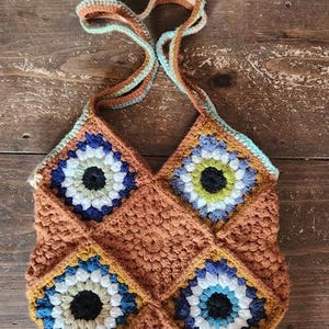 Bolsa de mano de ganchillo con forma de ojo malvado hecha a mano