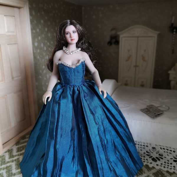 1.12th scale dolls house miniature silk ladies wearable gown fits phicen /heidi ott dolls