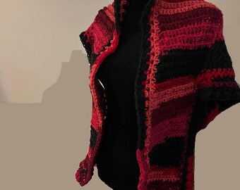 Bufanda triangular tejida a mano con calentadores de manos a juego en tonos rojos y negros.