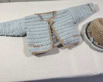 Conjunto de cárdigan y sombrero fedora de crochet azul y beige para bebé