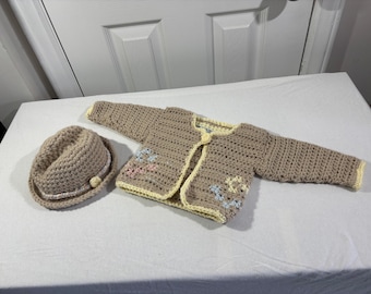 Conjunto de suéter y fedora de crochet beige y amarillo