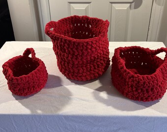 Juego de tres cubos suaves y holgados con decoración tejida a mano en rojo vibrante