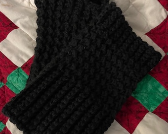 Calentadores de manos o guantes sin dedos negros tejidos a mano al crochet