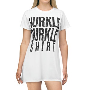 Puede incluir: Vestido de camiseta blanca con texto negro que dice "HURKLE DURKLE SHIRT" en una fuente desgastada.