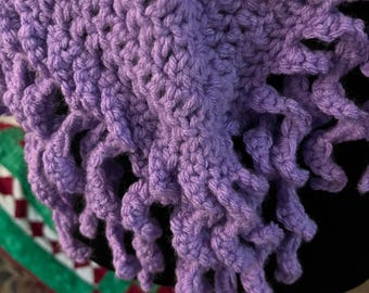 Bufanda chal tejida a mano en color morado