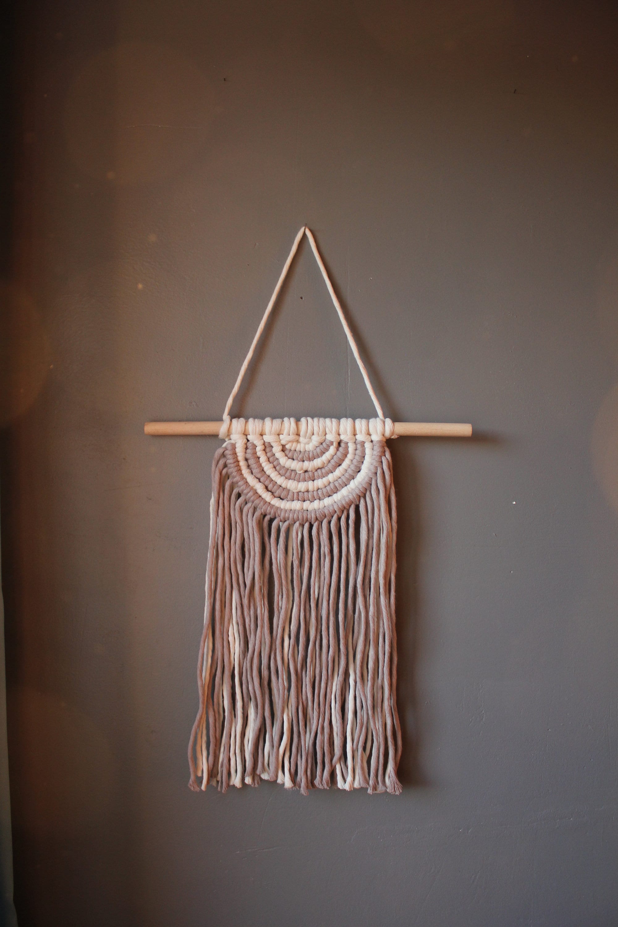 Suspension en Macramé Bicolore Demi Cercle