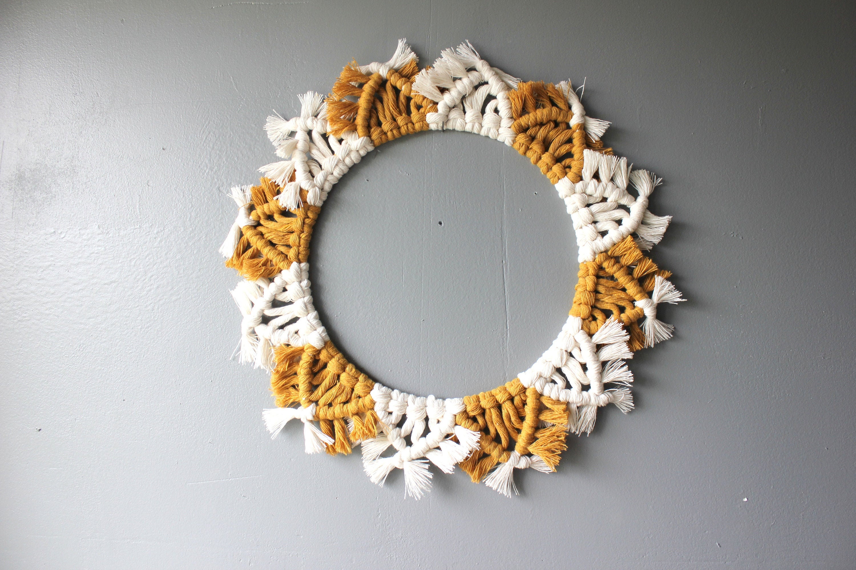 Couronne en Macramé Bicolore Blanc et Moutarde