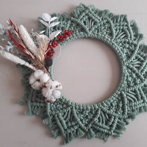 De kroon van Kerstmis in macramé en gedroogde bloemen