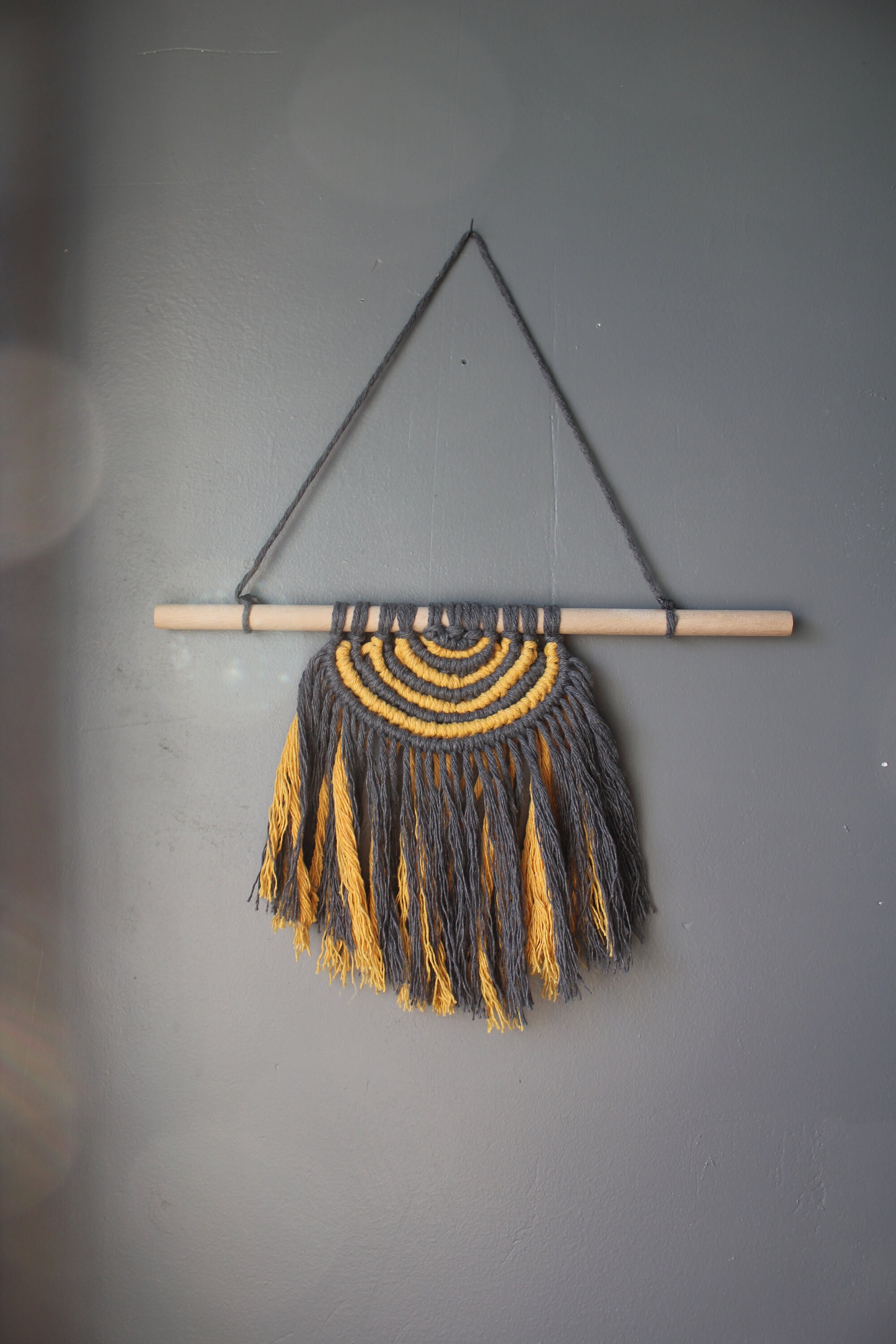 Suspension en Macramé Bicolore Demi Cercle/Arc Ciel