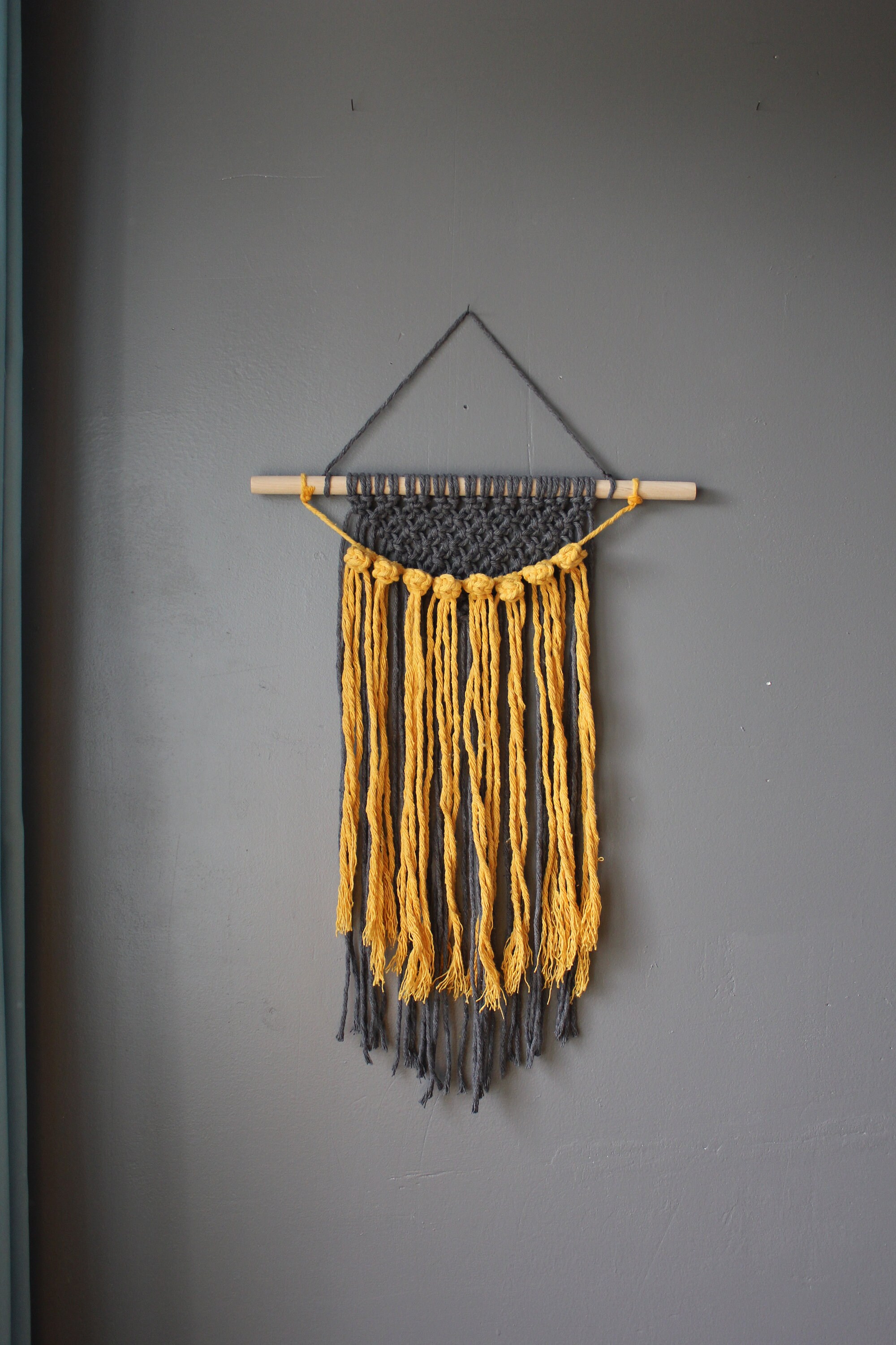 Suspension en Macramé Bicolore Moutarde et Gris