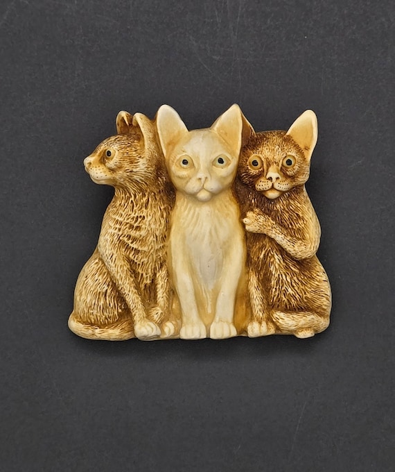 Harmony Kingdom Cat Pin: Royal Watch Collectors Club, England 1997