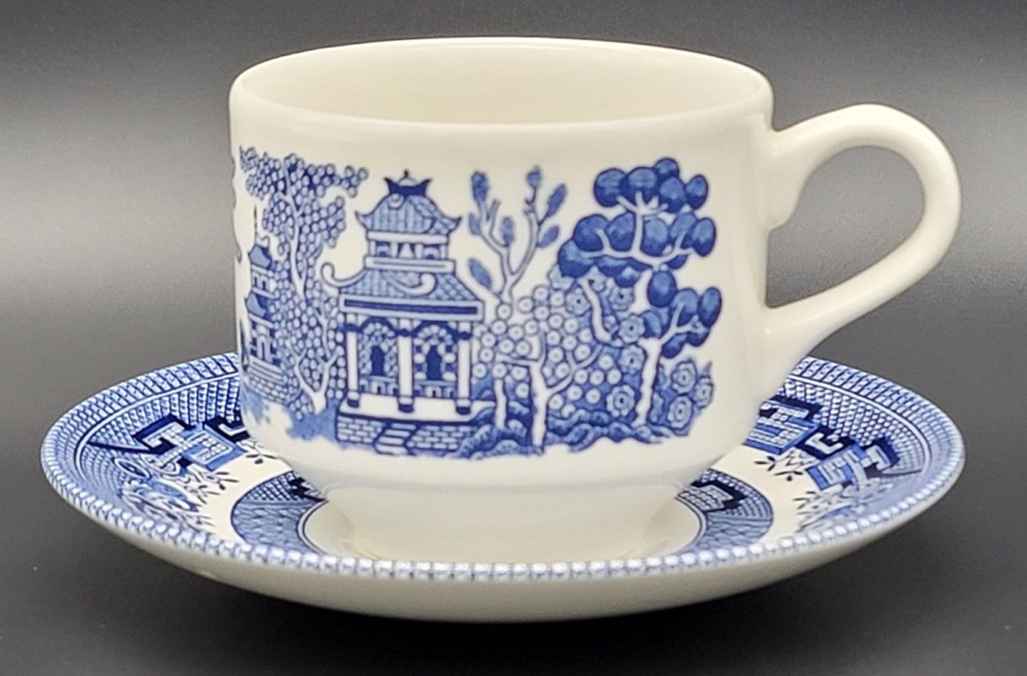 Le set Le Travisate de 4 tasses à café avec soucoupe 90ml avec inscriptions