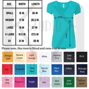 Pu&ograve; includere: Una tabella delle taglie per una maglietta a collo a V aderente con misure in pollici. La tabella mostra la larghezza e la lunghezza della maglietta in diverse taglie: small, medium, large, x-large e 2x. La tabella include anche una tabella dei colori con vari colori, tra cui oro antico, crema di banana, arancio chiaro, bianco, grigio melange, grigio scuro, nero, rosso, turchese, blu Tahiti, blu Cancun, blu reale, indaco, blu notte, rosa acceso, lampone, viola, lilla, verde menta, verde Kelly e verde militare.