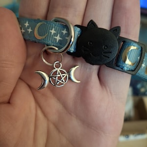 Collares de gato mágicos que brillan en la oscuridad con carga de luna llena. 6 colores a elegir. 10 amuletos a elegir. Triple luna. Símbolo de Lucifer. Triqueta. NUEVO Símbolo de Lilith. Triple Moon