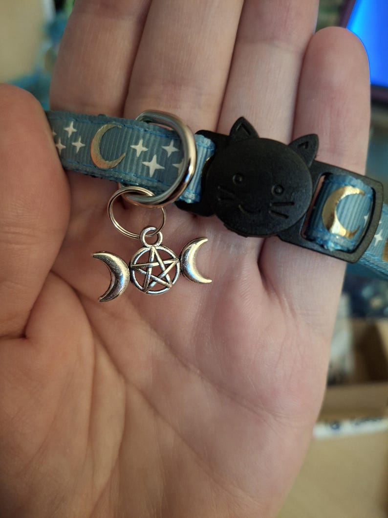 Collares de gato mágicos que brillan en la oscuridad con carga de luna llena. 6 colores a elegir. 10 amuletos a elegir. Triple luna. Símbolo de Lucifer. Triqueta. NUEVO Símbolo de Lilith. Triple Moon