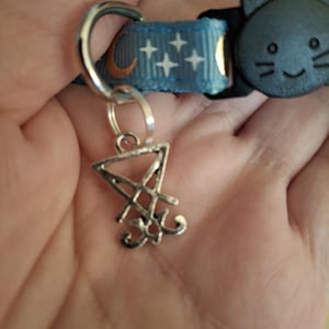 Collares de gato mágicos que brillan en la oscuridad con carga de luna llena. 6 colores a elegir. 10 amuletos a elegir. Triple luna. Símbolo de Lucifer. Triqueta. NUEVO Símbolo de Lilith. Lucifer Sigil