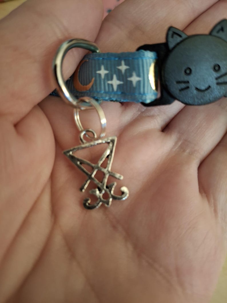 Collares de gato mágicos que brillan en la oscuridad con carga de luna llena. 6 colores a elegir. 10 amuletos a elegir. Triple luna. Símbolo de Lucifer. Triqueta. NUEVO Símbolo de Lilith. Lucifer Sigil
