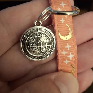 Collares de gato mágicos que brillan en la oscuridad con carga de luna llena. 6 colores a elegir. 10 amuletos a elegir. Triple luna. Símbolo de Lucifer. Triqueta. NUEVO Símbolo de Lilith. imagen 11