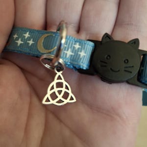 Collares de gato mágicos que brillan en la oscuridad con carga de luna llena. 6 colores a elegir. 10 amuletos a elegir. Triple luna. Símbolo de Lucifer. Triqueta. NUEVO Símbolo de Lilith. Triquetra