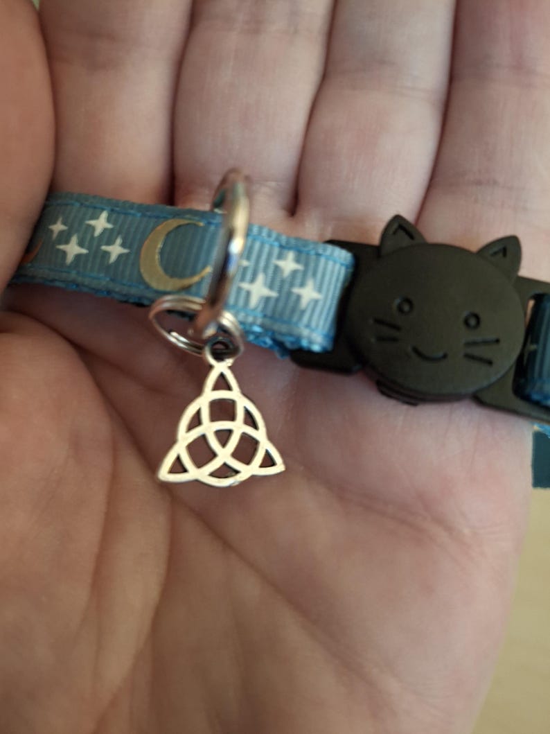 Collares de gato mágicos que brillan en la oscuridad con carga de luna llena. 6 colores a elegir. 10 amuletos a elegir. Triple luna. Símbolo de Lucifer. Triqueta. NUEVO Símbolo de Lilith. Triquetra