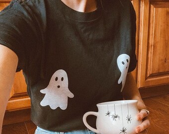 Camiseta unisex negra de manga corta con estampado de fantasmas y pechos, divertida camiseta gráfica de Halloween, camiseta espeluznante, camiseta gráfica de pechos, estilo vintage festivo de Halloween