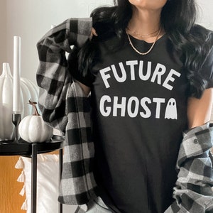 T-shirt unisexe Future Ghost Black, chemise Halloween tendance, t-shirt graphique festif et drôle image 1