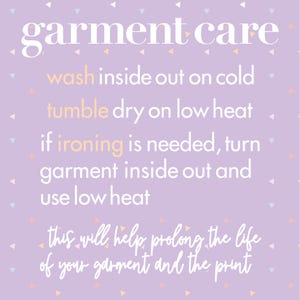 Peut inclure: Un fond violet avec du texte blanc qui dit "garment care". Le texte ci-dessous explique comment prendre soin du v&ecirc;tement, y compris les instructions de lavage, de s&eacute;chage et de repassage. Le texte dit : "laver &agrave; l'envers &agrave; froid, s&eacute;cher au s&egrave;che-linge &agrave; basse temp&eacute;rature, si le repassage est n&eacute;cessaire, retourner le v&ecirc;tement &agrave; l'envers et utiliser une chaleur douce, cela aidera &agrave; prolonger la dur&eacute;e de vie de votre v&ecirc;tement et de l'impression."