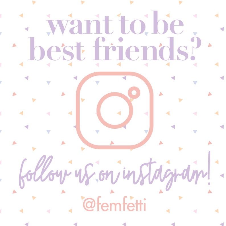 Puede incluir: Un icono de Instagram rosa con un c&iacute;rculo blanco en su interior, rodeado de confeti rosa, azul y amarillo pastel sobre un fondo blanco. El texto "want to be best friends?" est&aacute; por encima del icono y el texto "follow us on instagram! @femfetti" est&aacute; por debajo del icono.