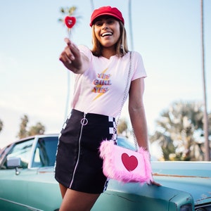 Sí Chica Sí Camisa Rosa Claro, Camiseta Gráfica de Moda, Camiseta Empoderadora, Camisa Feminista imagen 4