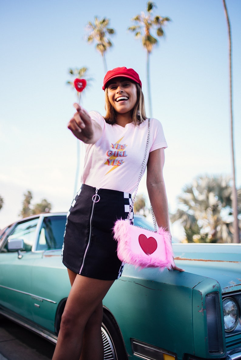 Sí Chica Sí Camisa Rosa Claro, Camiseta Gráfica de Moda, Camiseta Empoderadora, Camisa Feminista imagen 4