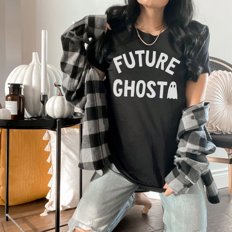 T-shirt unisexe Future Ghost Black, chemise Halloween tendance, t-shirt graphique festif et drôle image 1