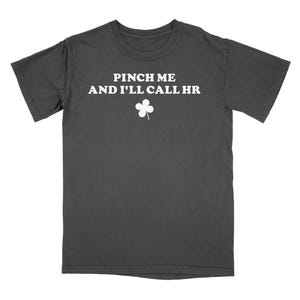 Peut inclure: Un t-shirt gris fonc&eacute; avec le texte "Pinch me and I'll call HR" en lettres blanches. Un tr&egrave;fle &agrave; quatre feuilles blanc se trouve sous le texte.