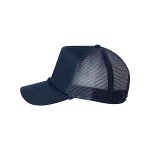Puede incluir: Una gorra de camionero azul marino con un panel trasero de malla. La gorra tiene un detalle de cuerda alrededor del borde.
