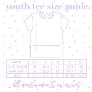 K&ouml;nnte beinhalten: Eine Gr&ouml;&szlig;entabelle f&uuml;r T-Shirts f&uuml;r Jugendliche mit Ma&szlig;en in Zoll f&uuml;r K&ouml;rperl&auml;nge und -breite. Die Tabelle zeigt die Gr&ouml;&szlig;en XS, S, M, L und XL mit den entsprechenden Ma&szlig;en f&uuml;r jede Gr&ouml;&szlig;e.