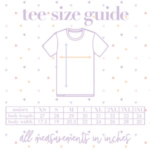 Puede incluir: Gu&iacute;a de tallas de camiseta unisex con un gr&aacute;fico de una camiseta blanca y una tabla que muestra las medidas en pulgadas para las tallas XS, S, M, L, XL, 2XL, 3XL y 4XL.