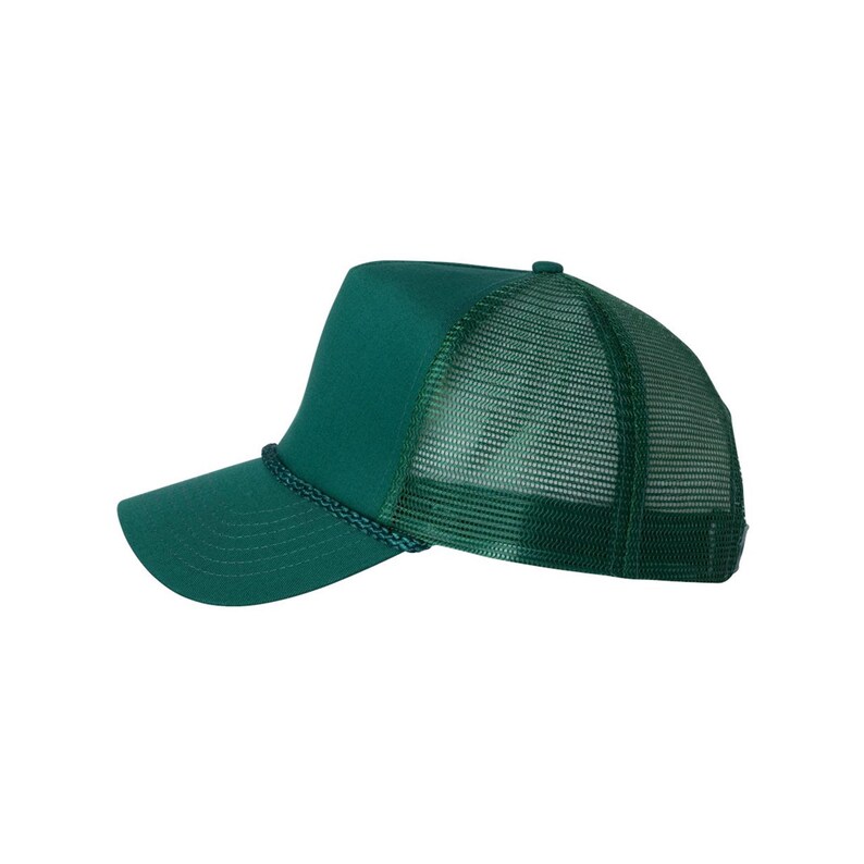 Puede incluir: Una gorra de camionero verde oscuro con una parte trasera de malla. La gorra tiene un detalle de cuerda alrededor del borde.