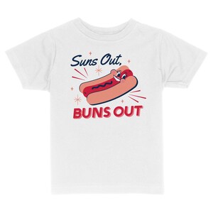 K&ouml;nnte beinhalten: Wei&szlig;es T-Shirt mit einem Cartoon-Hotdog mit einem l&auml;chelnden Gesicht und dem Text "Suns Out, Buns Out".
