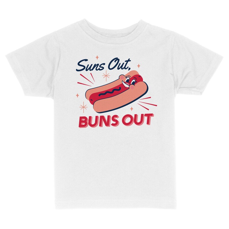 K&ouml;nnte beinhalten: Wei&szlig;es T-Shirt mit einem Cartoon-Hotdog mit einem l&auml;chelnden Gesicht und dem Text "Suns Out, Buns Out".