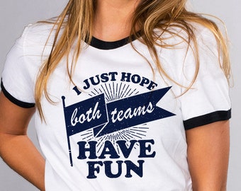 J’espère juste que les deux équipes s’amuseraient blanc avec un tee Ringer noir, un tee graphique drôle à la mode, un t-shirt de sport de football amusant Tailgate Tee
