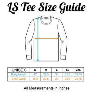 Peut inclure: Un guide des tailles de t-shirt &agrave; manches longues blanc avec le texte "LS Tee Size Guide". Le guide comprend les mesures de la longueur et de la largeur du corps en centim&egrave;tres pour les tailles S, M, L, XL et 2XL. Le texte "All Measurements in Inches" est &eacute;galement inclus.
