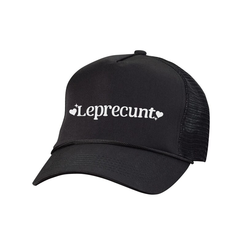 Puede incluir: Gorra de camionero negra con un logotipo bordado en blanco que dice "Leprecun" con dos corazones a cada lado del texto.
