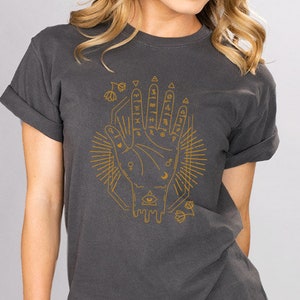 Palmistry Guide Short Sleeve Comfort Colors Shirt, Trendy Funny Witchy Palm Reading Halloween Vintage Style Tee