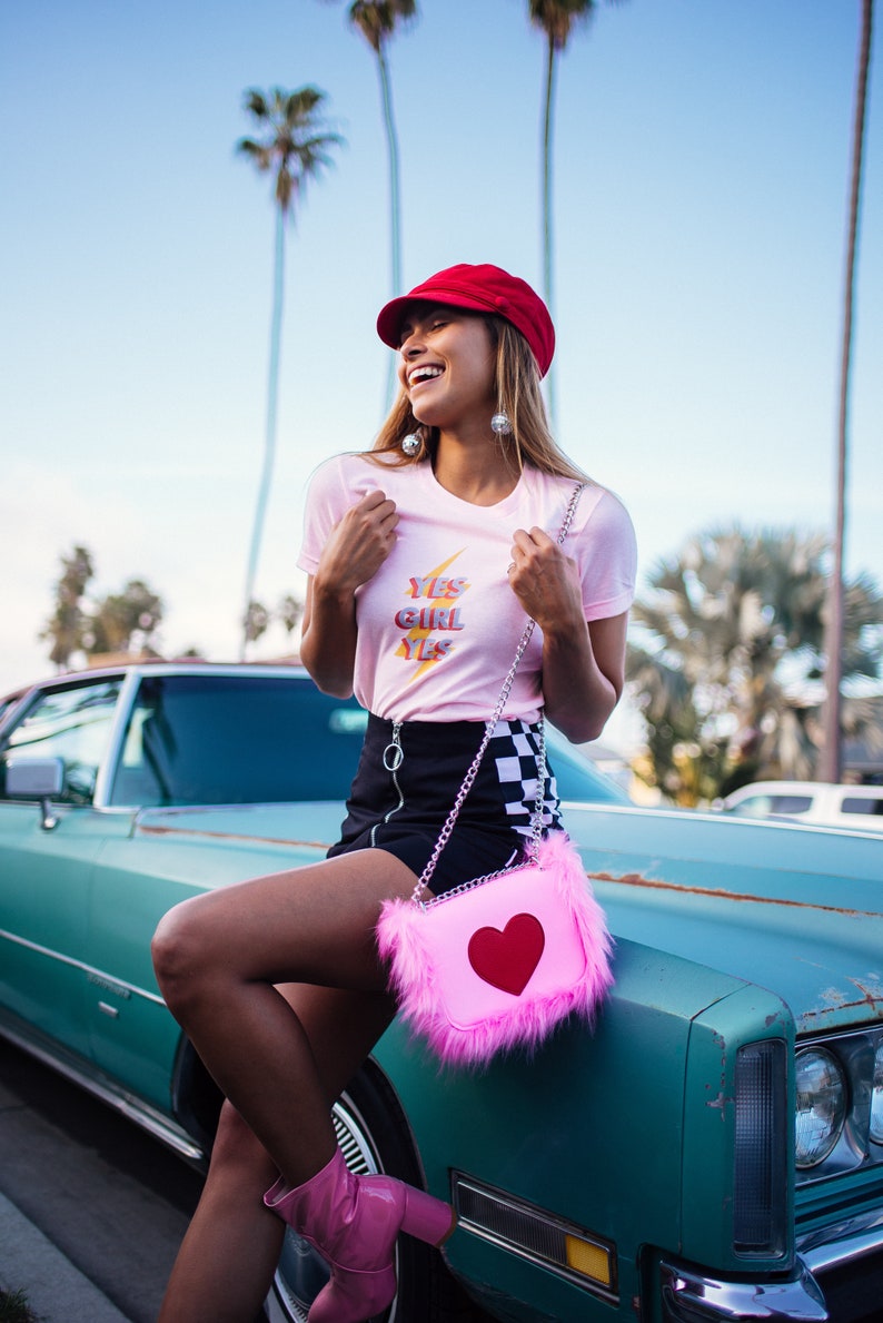 Sí Chica Sí Camisa Rosa Claro, Camiseta Gráfica de Moda, Camiseta Empoderadora, Camisa Feminista imagen 1