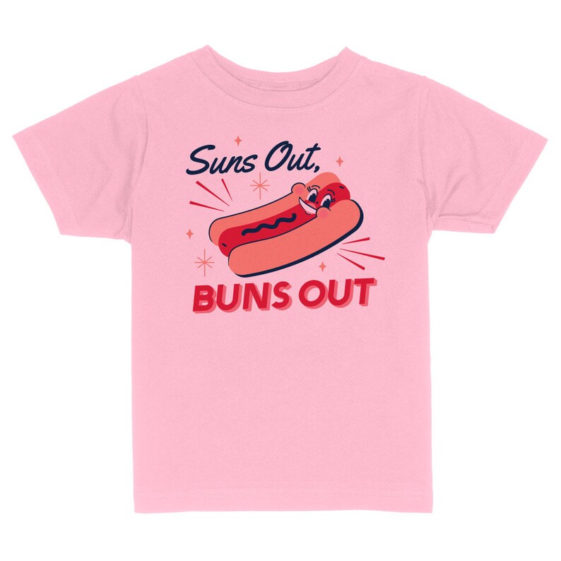 K&ouml;nnte beinhalten: Rosafarbenes T-Shirt f&uuml;r Kinder mit einem Cartoon-Hotdog mit einem l&auml;chelnden Gesicht und dem Text "Suns Out, Buns Out".