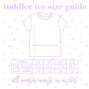 K&ouml;nnte beinhalten: Eine Gr&ouml;&szlig;entabelle f&uuml;r Kleinkind-T-Shirts, die die K&ouml;rperl&auml;nge und -breite in Zoll f&uuml;r die Gr&ouml;&szlig;en 2T, 3T, 4T und 5/6 zeigt. Die Tabelle befindet sich auf einem hellvioletten Hintergrund mit wei&szlig;em Rahmen und rosa, blauen und orangefarbenen Dreiecken.