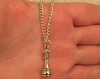 Zilveren ketting met schaakstukbedel, koningin schaakstukketting, koningsschaakstukketting, schaakketting, kousvuller