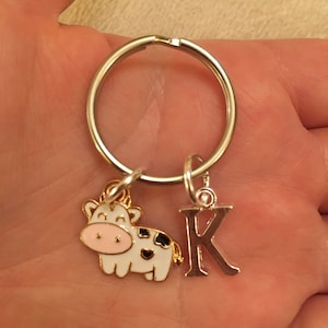 Chaveiro de prata com pingente de vaca e letra de prata, chaveiro de vaca, chaveiro personalizado, chaveiro com inicial, enchimento de meia, presente de amigo secreto