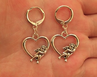 Verzilverde ringoorbellen met hartjes Cherubijn Huggie (10 mm)