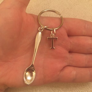 Llavero de plata con charm cuchara grande y letra plateada, llavero personalizado, llavero cuchara grande, llavero inicial, relleno de medias
